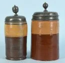 Chopes cylindriques, 2 pièces - chopes à miel – grès, glaçure miel et brun foncé, paroi cannelée, couvercle en étain, H= 23/24 cm, Rochlitz/Lunzenau, 18e s., 1 avec fissures