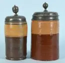 Chopes cylindriques, 2 pièces - chopes à miel – grès, glaçure miel et brun foncé, paroi cannelée, couvercle en étain, H= 23/24 cm, Rochlitz/Lunzenau, 18e s., 1 avec fissures
