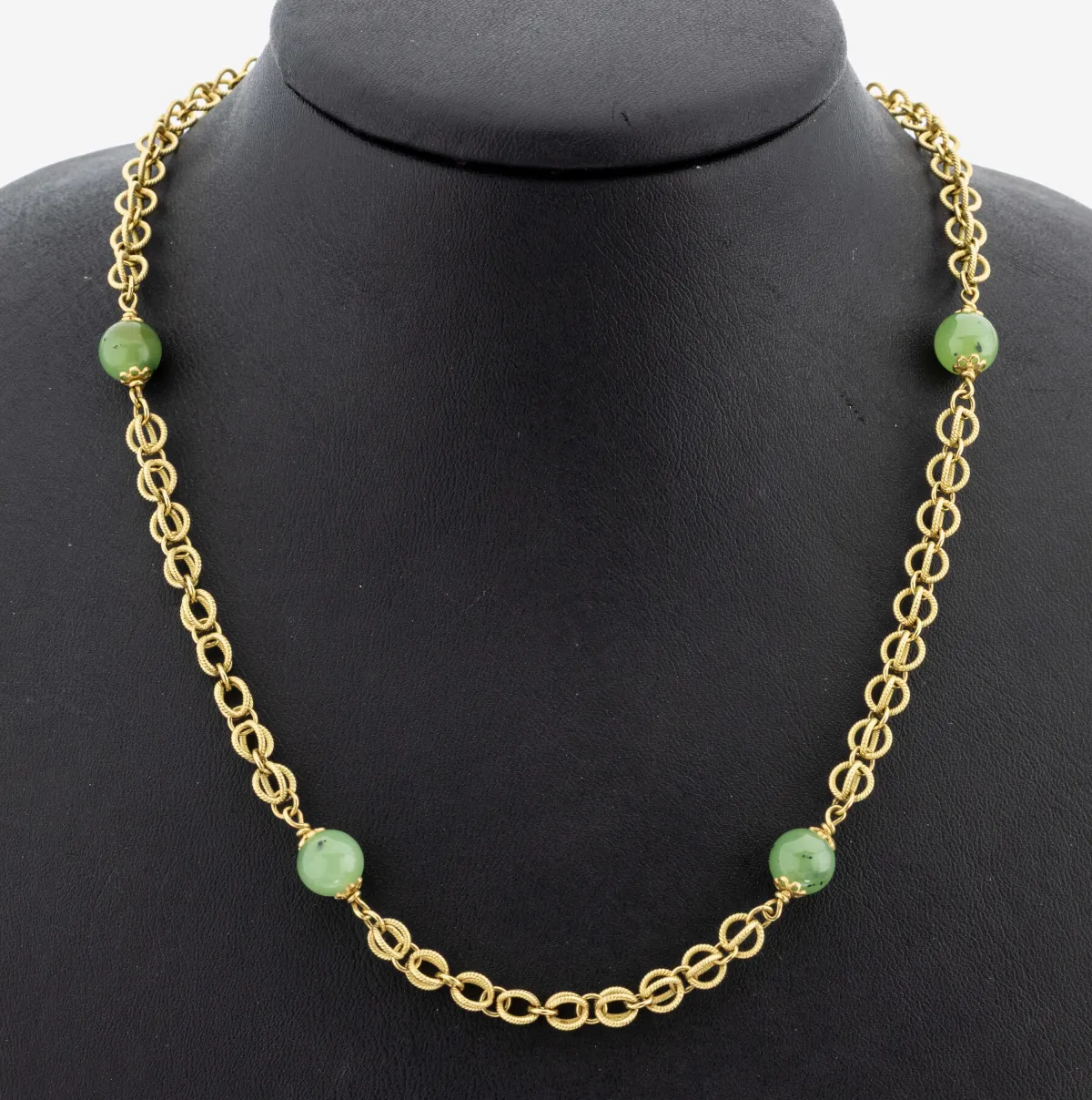 Collier en or 18 kt avec néphrite, or jaune 750/000, 14 boules de néphrite, D. env. 8,1 mm, L. env. 103