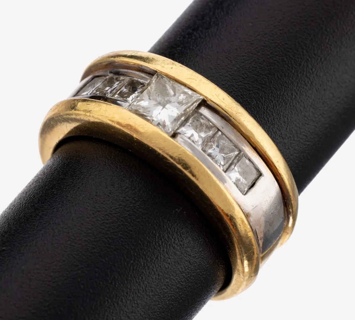 18 kt Gold Diamant-Ring, GG/WG 750/000, 7 Princess Cut Diamanten zus. ca. 1.20 ct