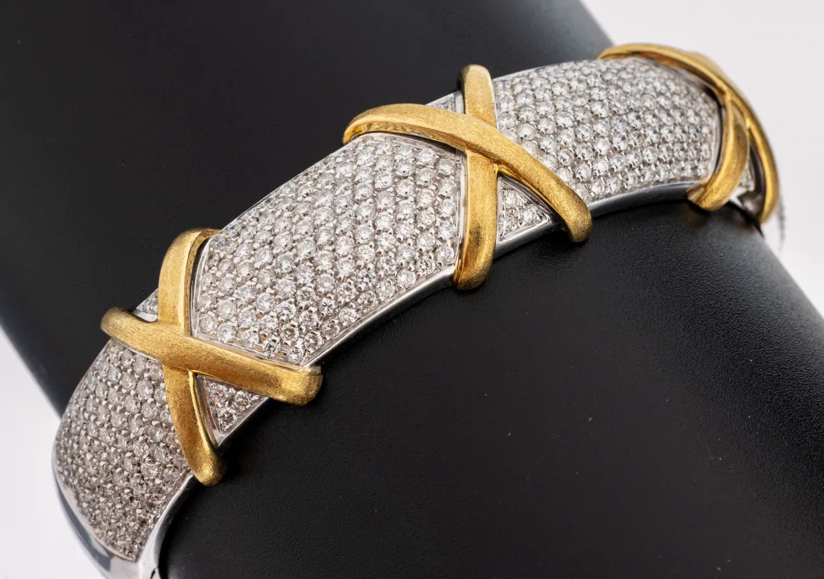 18 kt Gold Brillant-Armreif, WG/GG 750/000 gepr., qualitätvolle Verarbeitung, Kopf mit