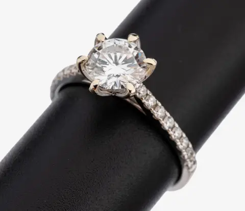 Bague brillant or 18 ct, or blanc 750/000, brillant central env. 1.27 ct