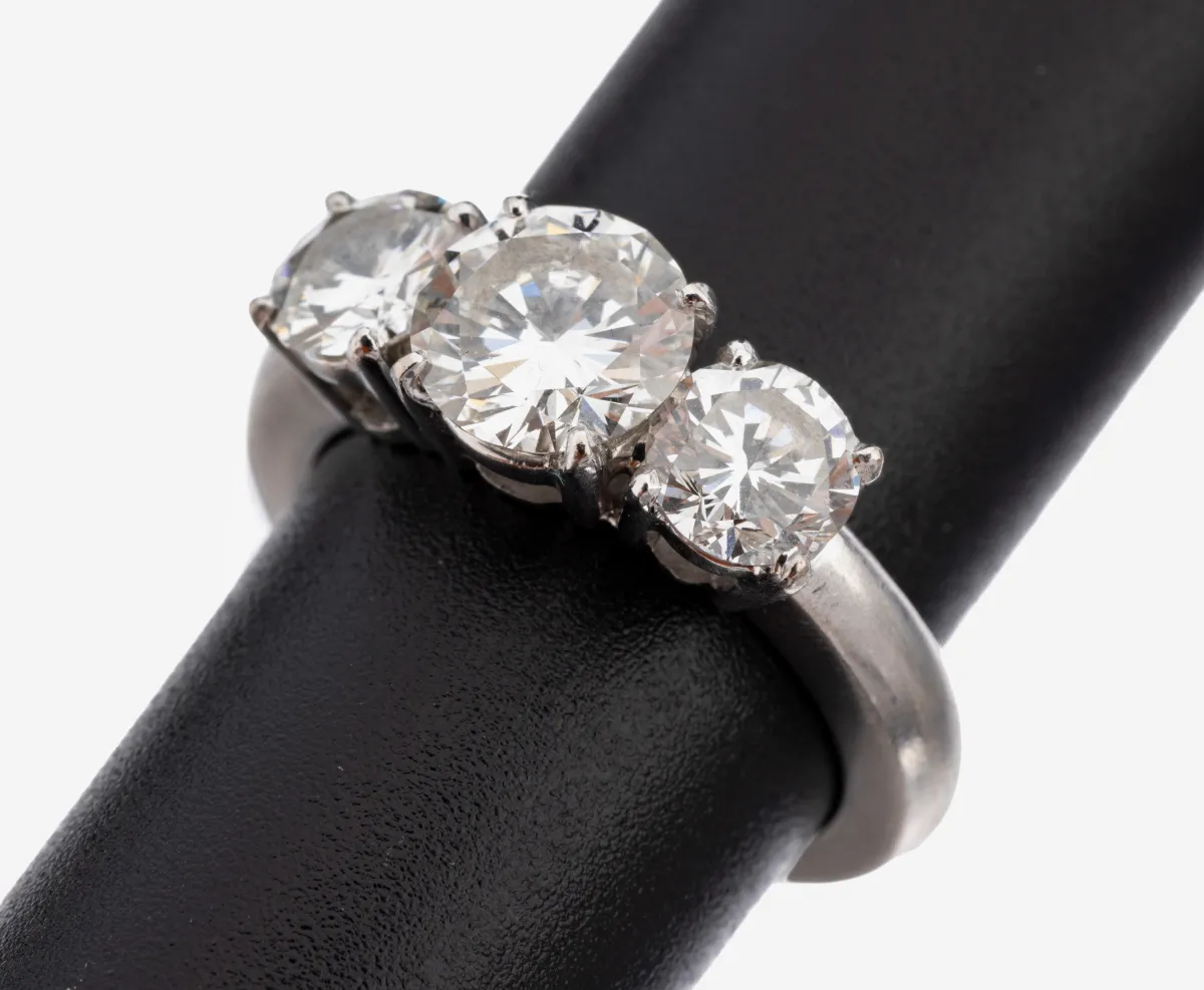 Bague brillant or 18 ct, or blanc 750/000, brillant central env. 1.033 ct