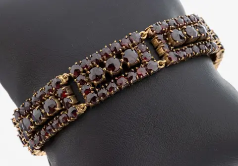 Bracelet en or 8 ct avec grenats, or jaune 333/000, 7 maillons rectangulaires avec grenats à facettes rondes