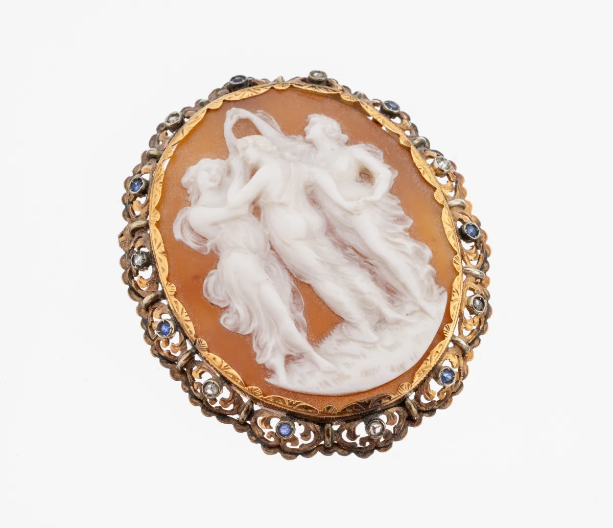 18 kt gouden camee-broche, circa 1920, geelgoud 750/000, ovale schelpcamee, voorstelling van de Drie