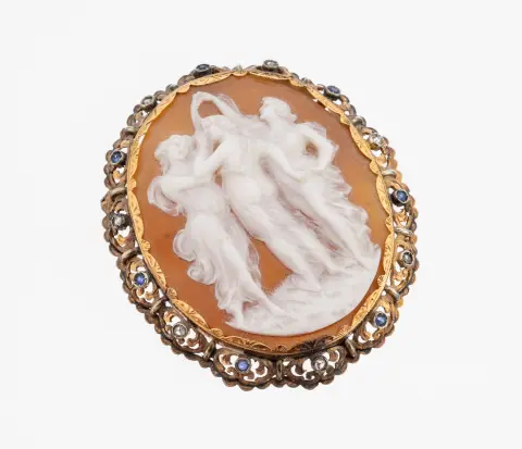 Broche camée en or 18 kt, vers 1920, or jaune 750/000, camée ovale en coquillage, représentation des Trois