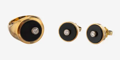 Parure en or 14 kt onyx et brillants, années 1950, or 585/000, comprenant : 1 bague, taille
