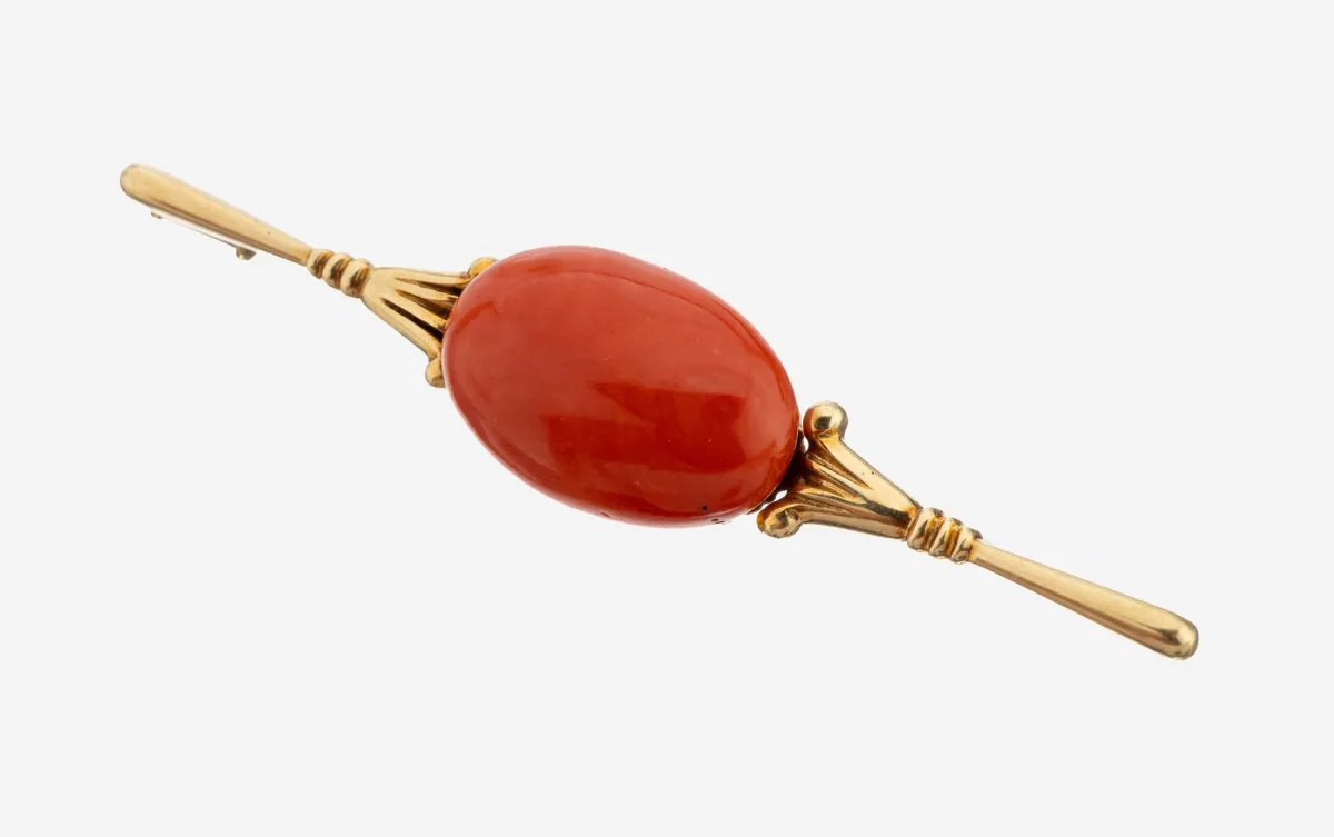 Broche corail en or 14 kt, vers 1930, or 585/1000, cabochon corail ovale central