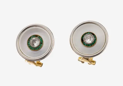 Paire de clous d'oreilles diamant-émeraude-nacre en or 18 kt, vers 1930, or 750/1000 poinçonné