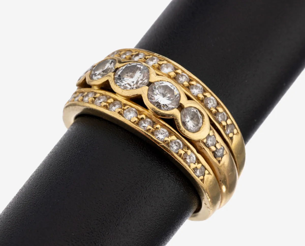 Bague diamant en or 18 kt, or jaune 750/000, au centre 5 brillants total env. 0.84 ct blanc/si, 30