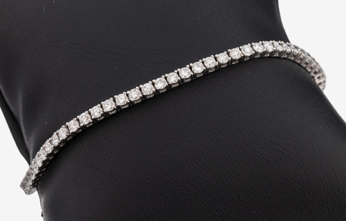 14 kt Gold Brillant-Linienarmband, WG 585/000, 68 Brillanten zus. ca. 3.60 ct