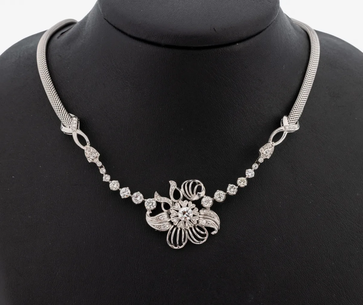 14 kt Gold Diamant-Collier, WG 585/000, blütenform., Mittelteil, mittig ein
