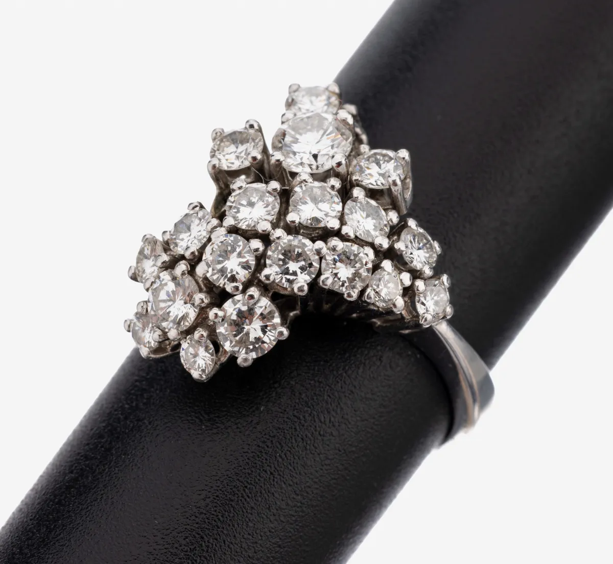 18 kt Gold Brillant-Ring, WG 750/0000, ungewöhnliches Design, 19 Brillanten zus. ca