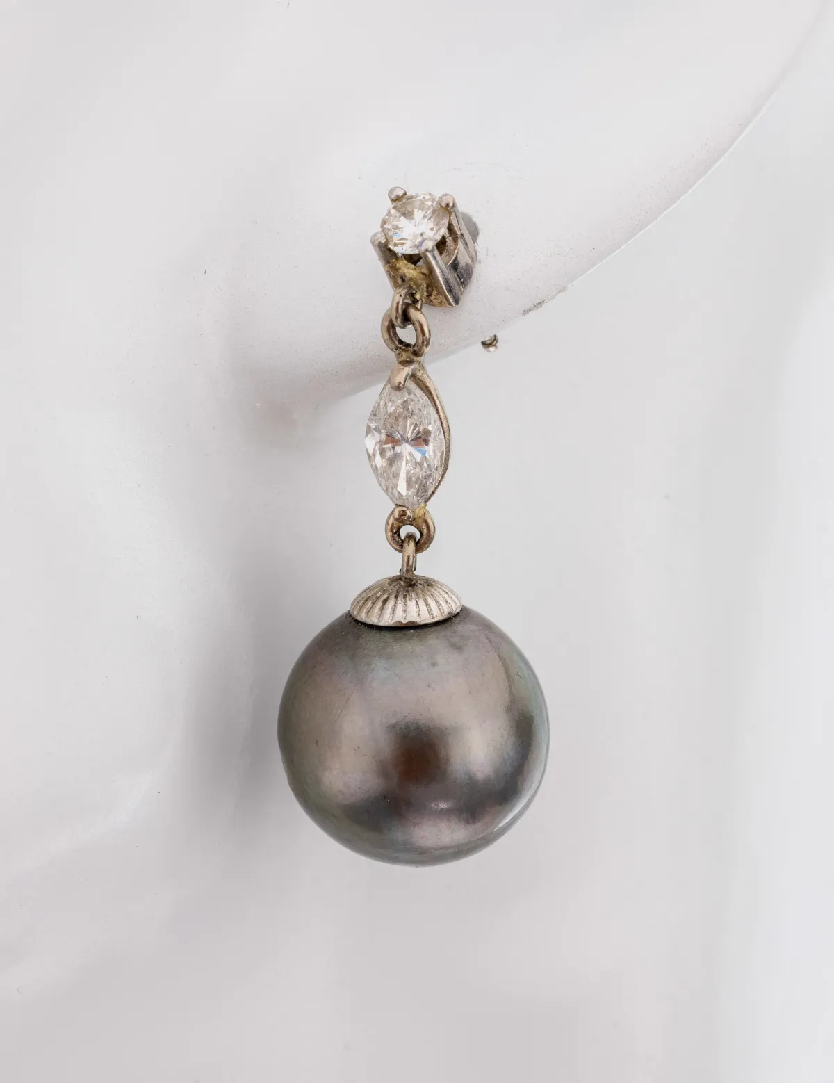 Paire de boucles d'oreilles perles et diamants en or 14 kt, or blanc 585/000, montage articulé