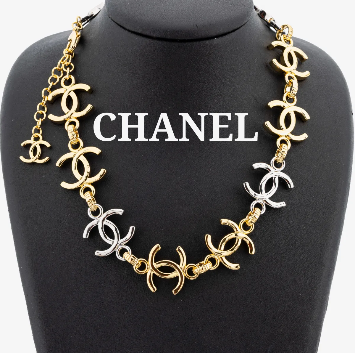 Collier CHANEL, métal doré ou chromé, bicolore, logos CC, signé, L. env. 40-49