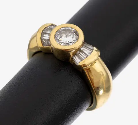 Bague diamant or 18 kt, or jaune 750/1000, brillant central env. 0,50 ct blanc/si2, entouré de