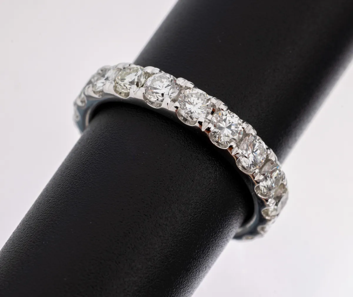 14 kt Gold Brillant-Memoryring, WG 585/000,19 Brillanten zus. ca. 2.73 ct (grav.)