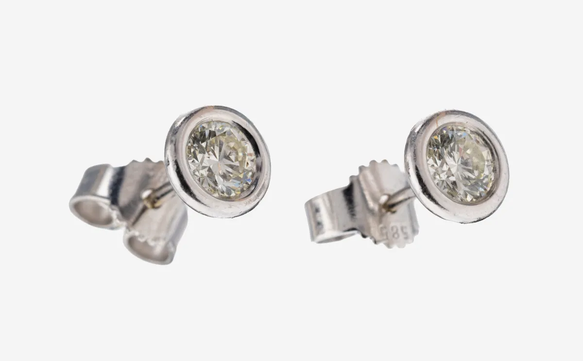 Paire de puces d'oreilles or 14 kt, or blanc 585/000, 2 diamants env. 0,65 ct