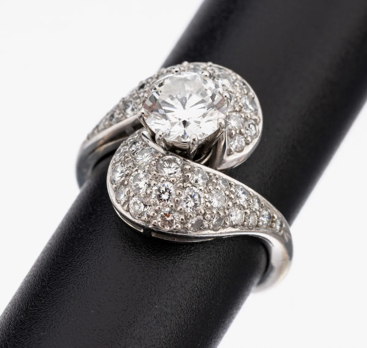 18 kt gold diamond ring, white gold 750/000, unusual design, centrally raised set