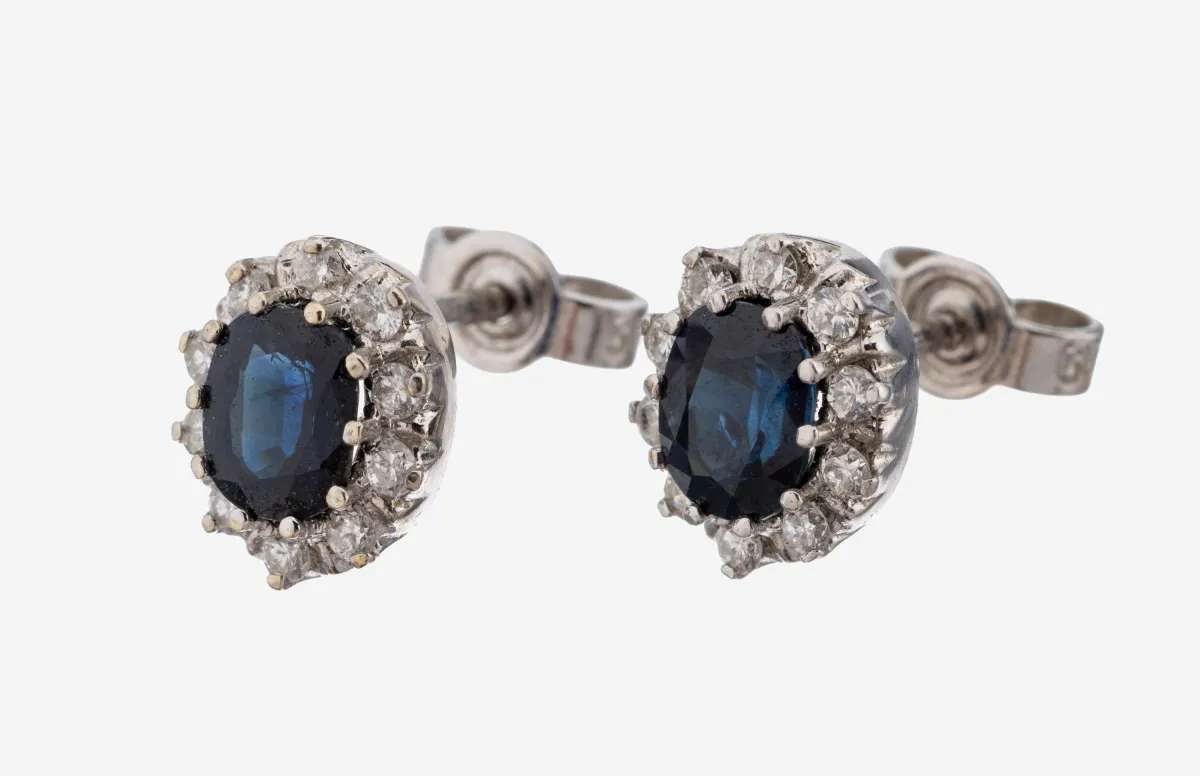 Paar 14 kt Gold Saphir-Brillant-Ohrstecker, WG 585/000, mittig 2 ovalfacett. Saphire