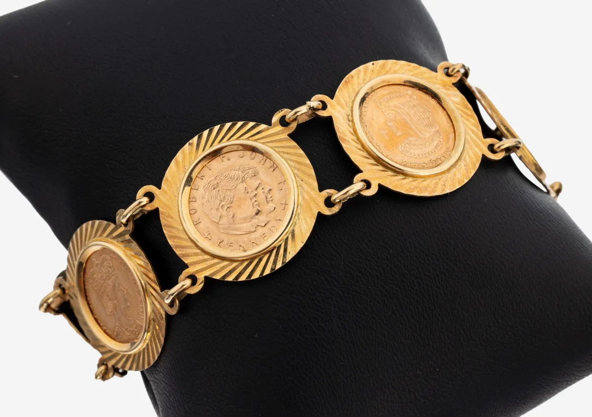 Bracelet médailles en or 14 ct, or jaune 585/000, 7 médailles, probablement or rose 333/000, motifs divers