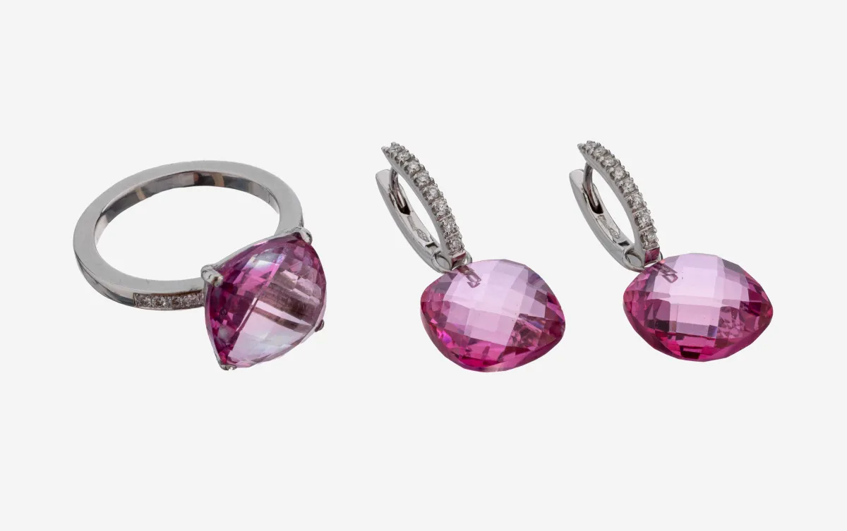 Parure topaze-diamant en or 18 ct, or blanc 750/000, comprenant : bague : topaze rose facettée