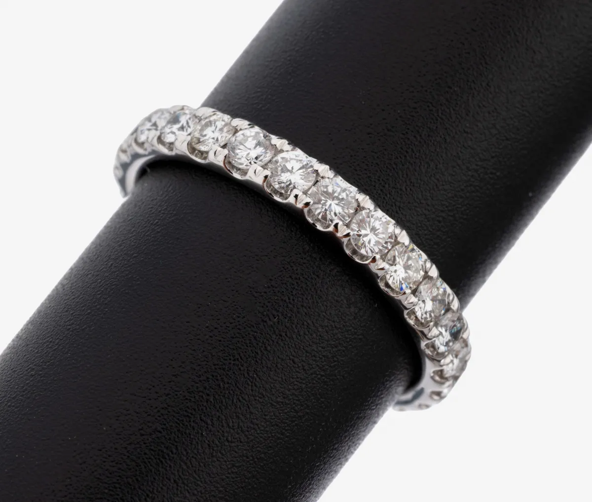 Bague memory en or 14 kt avec diamants, or blanc 585/000, 26 diamants total env. 1,44 ct (grav.)