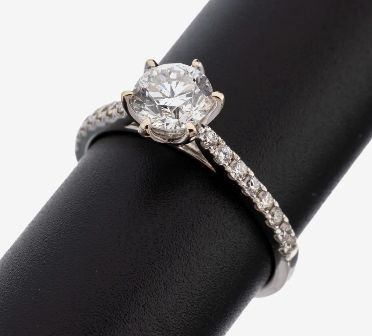 18 kt Gold Brillant-Ring, WG 750/000, mittig Brillant ca. 1.0 ct hochfeines