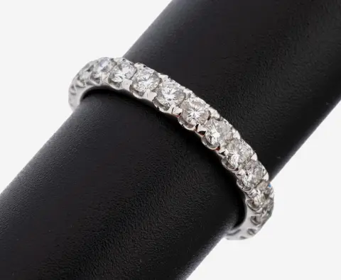 Pamětní prsten z 14 kt zlata s brilianty, bílé zlato 585/000, 25 briliantů celkem cca 1,43 ct (grav.)