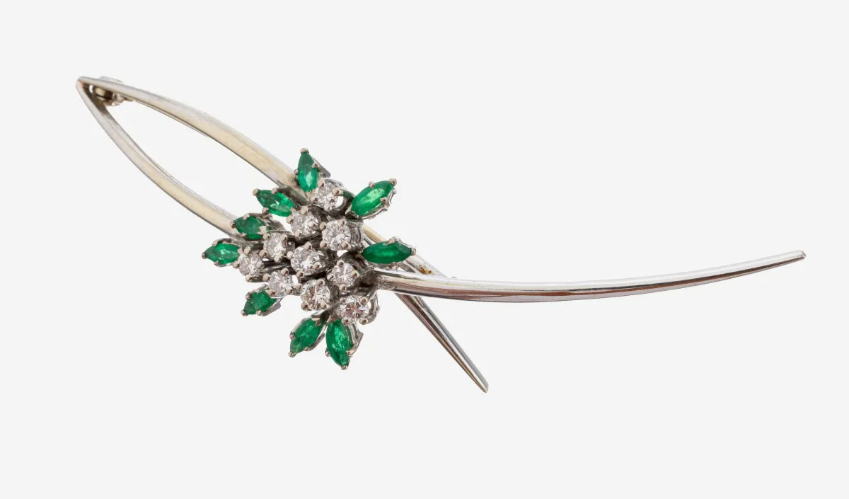 Broche en or 14 kt brillant-émeraude, or blanc 585/000, 10 brillants total env. 0,70 ct