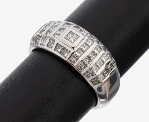 Prsten ze 18 kt zlata s diamanty, WG 750/000, 45 diamantů Princess Cut celkem cca 1.35 ct jemné
