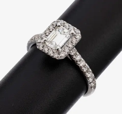 Prsten ze 18 kt zlata s diamantem, WG 750/000, středový diamant ve smaragdovém brusu cca 0.78 ct jemný