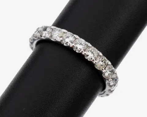 Pamětní prsten s diamanty, zlato 14 kt, bílé zlato 585/000, 22 diamantů celkem cca 1,89 ct (grav.)