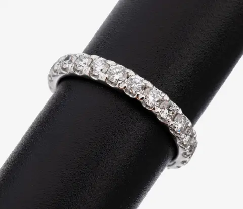 Pamětní prsten s diamanty, zlato 14 kt, bílé zlato 585/000, 25 diamantů celkem cca 1,43 ct (grav.)
