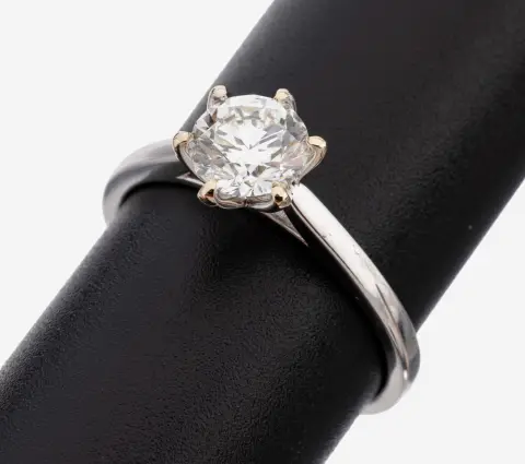 Prsten s diamantem, zlato 18 kt, bílé zlato 750/000, diamant cca 1,09 ct světle bílý+(I)/si1, velikost 57