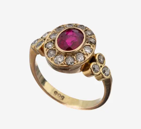 Zlatý prsten 14 kt s barevným kamenem a diamantem, kolem 1910-20, bílé zlato 585/000, centrální oválný syntetický rubín