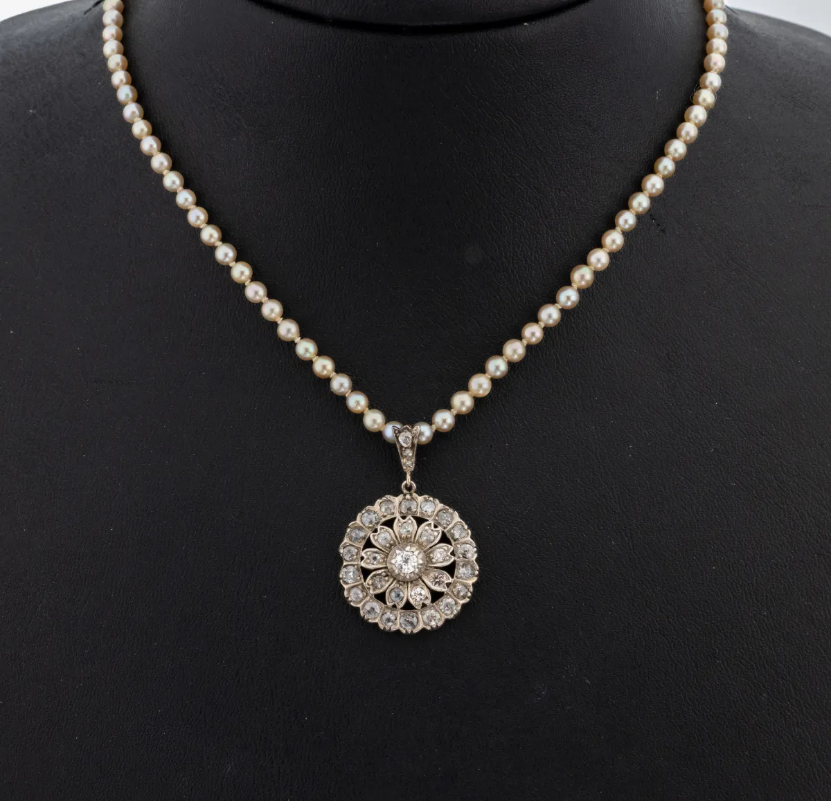 Collier de perles avec pendentif diamant, pendentif argent poinçonné, vers 1900, floral, 31