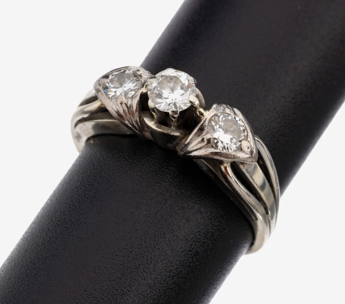 18 kt Gold Diamant-Ring, 1940er-50er Jahre, WG 750/000, 3 Altschliffdiamanten zus. ca