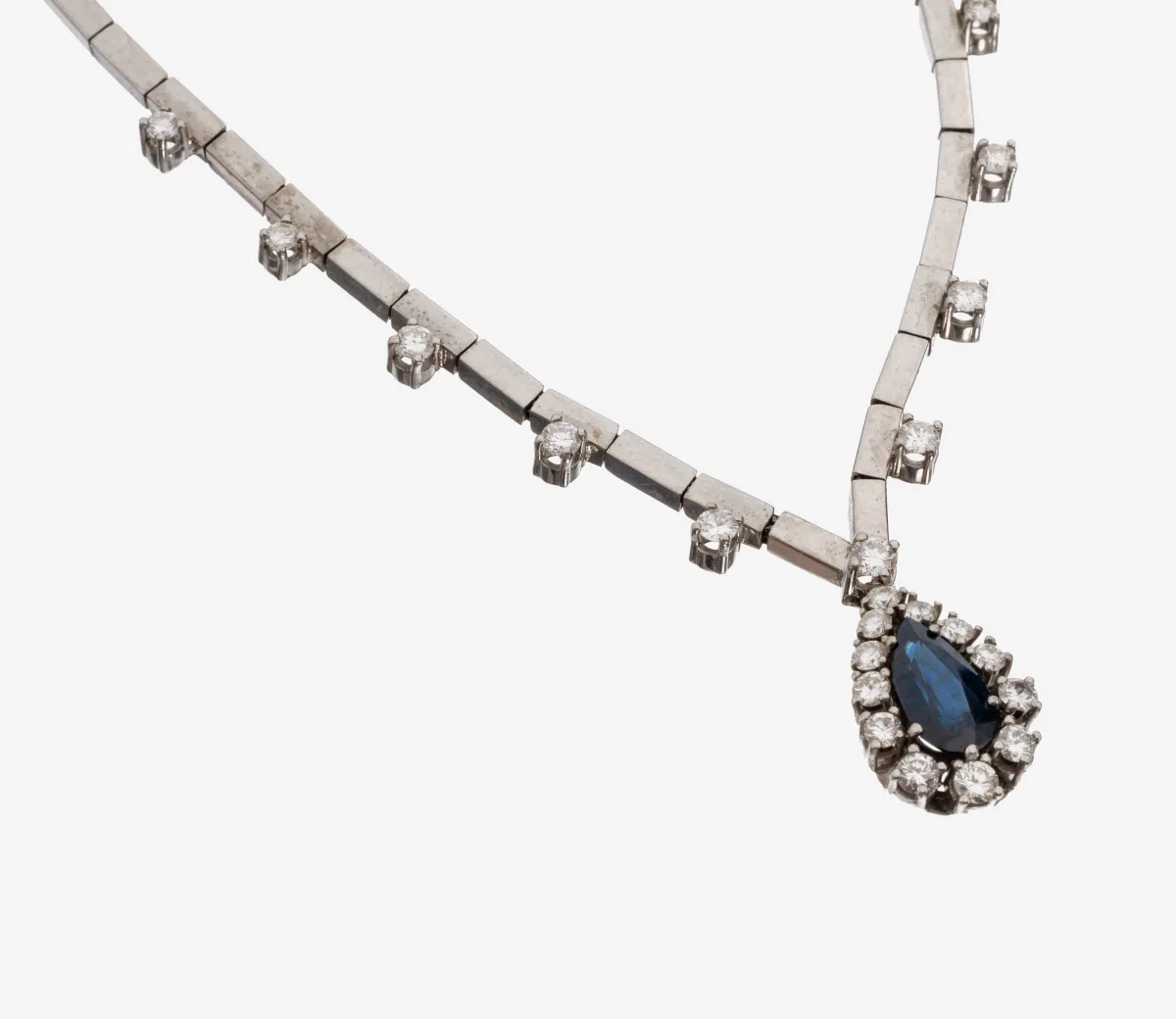 14 kt goud saffier-diamant collier, jaren 1970, witgoud 585/000, gefacetteerde saffier druppel ca.
