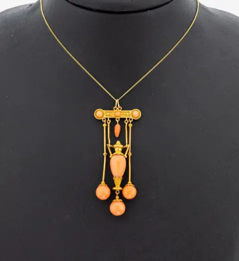 Pendentif corail or 18 kt, probablement Angleterre, vers 1870-90, or jaune 750/000 poinçonné, partie supérieure avec