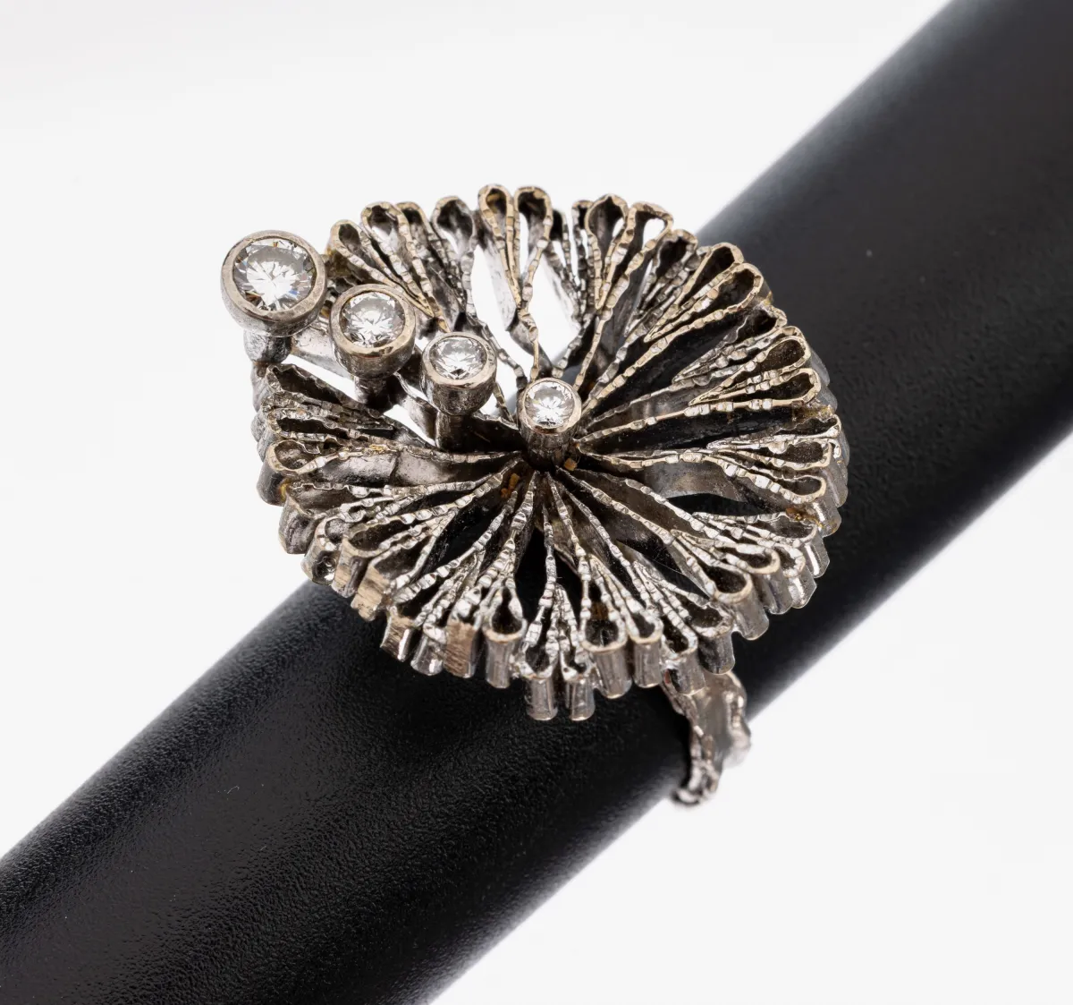 14 kt Gold Brillant-Ring, 1970er Jahre, WG 585/000 gepr., Ringkopf durchbrochen,
