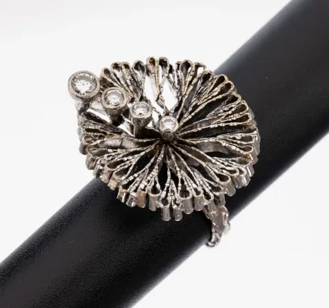 Bague solitaire diamant en or 14 kt, années 1970, or blanc 585/000 poinçonné, tête ajourée