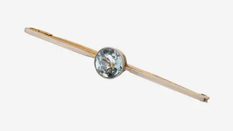 Broche aquamarine en or 18 carats, vers 1920-30, or 750/000, plaqué sur la face avant, au centre