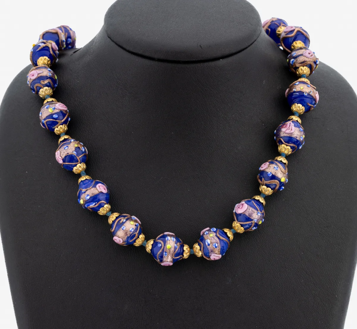 Muranoglas-Collier, Italien, 1930er Jahre, royalblaue Glaskugeln, D. ca. 14.5 mm,