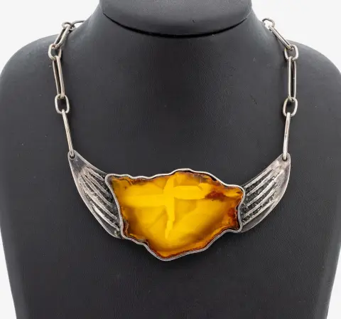 Collier en ambre, années 1950, argent poinçonné, au centre ambre butterscotch