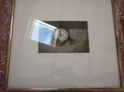 1 Bild im Rahmen mit Glas und breitem Passepartout, Motiv: Stoppuhr mit Schmetterling (Signatur: Kressel 70), ca. 40,50 x 36,00 cm