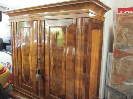1 armoire baroque, noyer, avec étagères, (les images sur les étagères ne sont pas incluses)