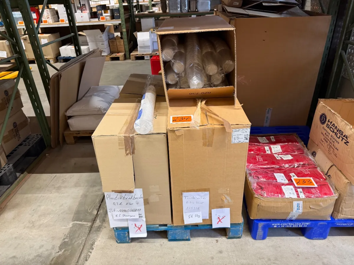 Lot de gobelets en plastique, 0,3 l (62 paquets de 80 = 4960) + 61 paquets de gobelets 0,5 l, 50 pièces = 3050