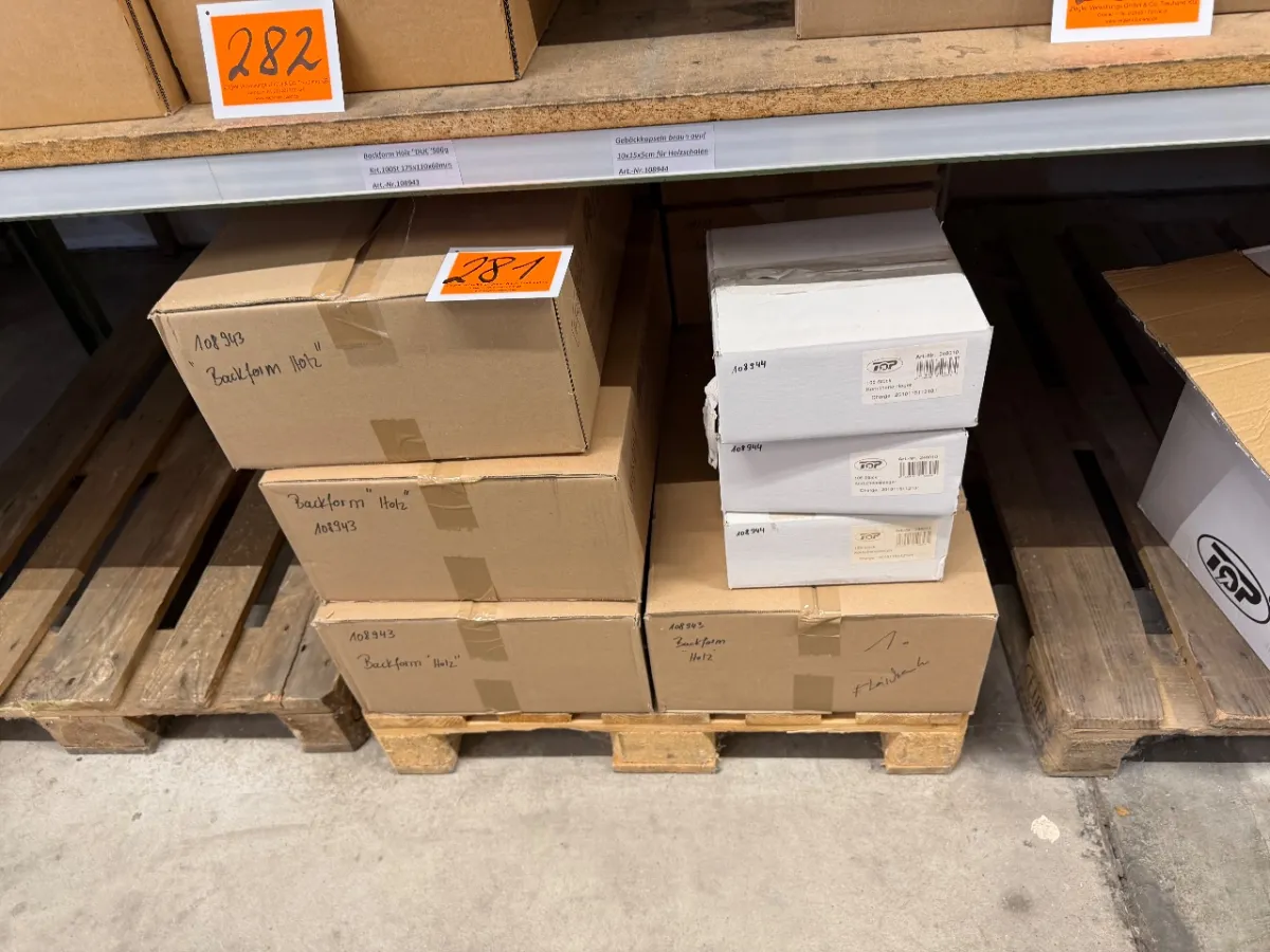 Posten Holz-Backformen, je 500 g (10 Kartons, je 100 Stück) + (3 Kartons Gebäckkapseln, je 105 Stück)