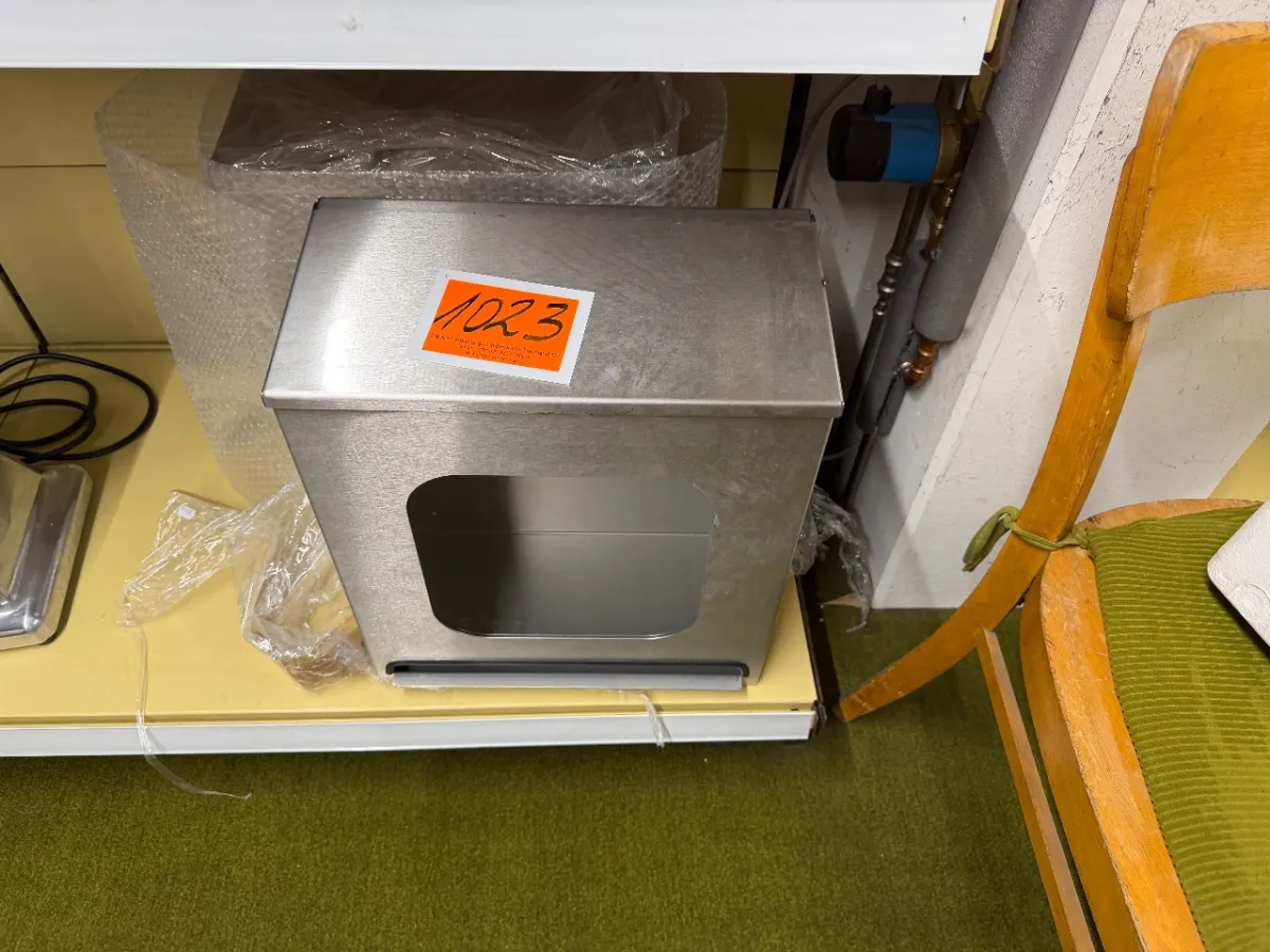 Metal folding paper towel dispenser
